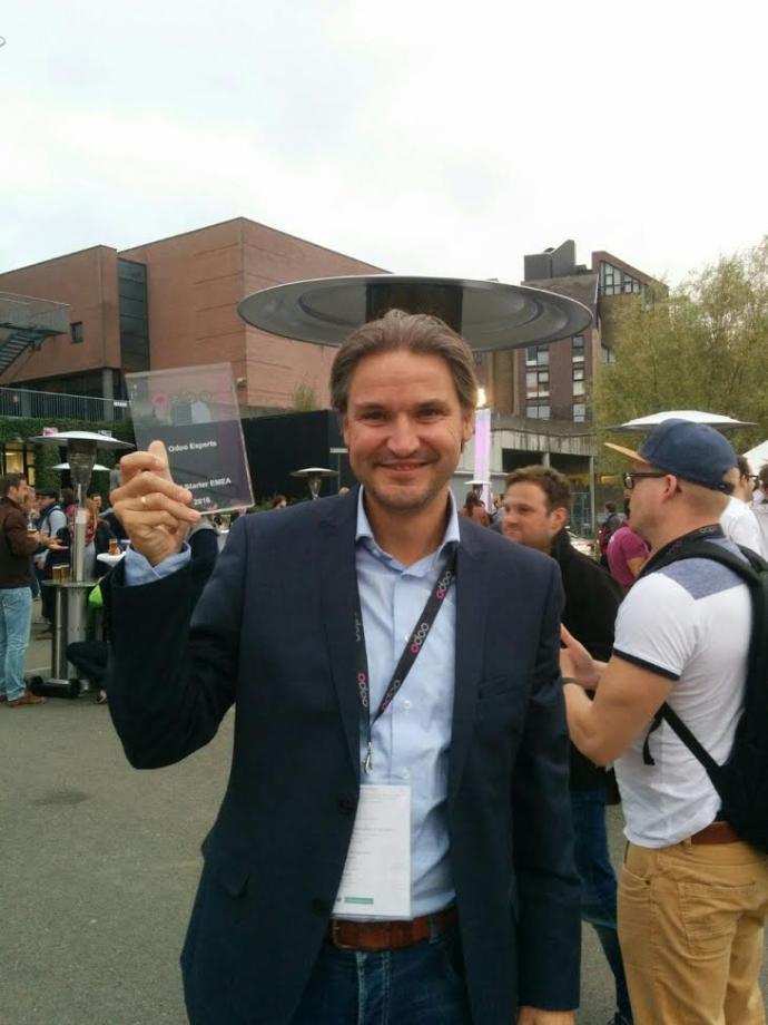 Erwin van der Ploeg with the Odoo Award for Best Starting Partner